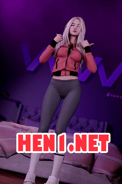 Cô gái vừa nhảy múa vừa phục vụ